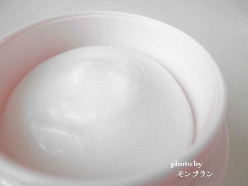 真っ白いクリームの天然セラミドクリームロゼットオウンセラリペアフィルム